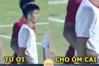 Dân mạng gọi tên Đình Trọng khi cầu thủ Indonesia ôm eo Bùi Tiến Dũng