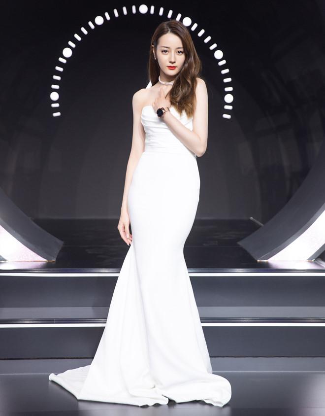 Địch Lệ Nhiệt Ba diện váy cúp ngực, liên tục dùng tay che chắn vòng 1-1