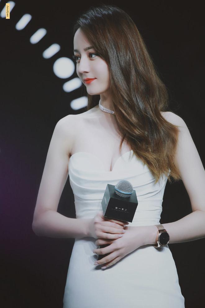 Địch Lệ Nhiệt Ba diện váy cúp ngực, liên tục dùng tay che chắn vòng 1-8