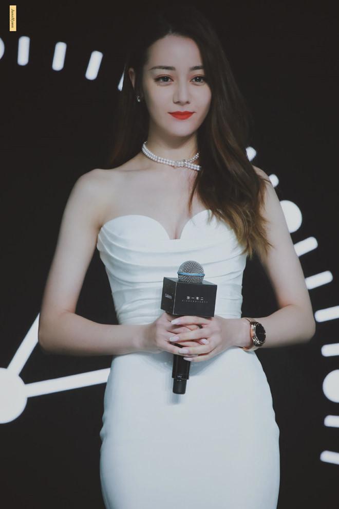 Địch Lệ Nhiệt Ba diện váy cúp ngực, liên tục dùng tay che chắn vòng 1-9