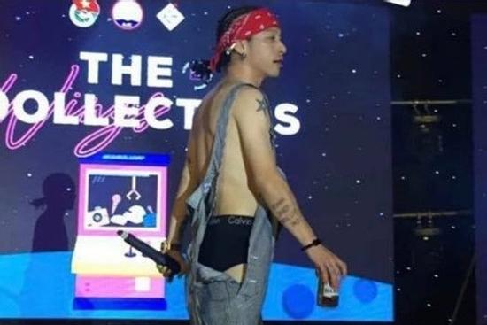 Rapper Mr.A gây tranh cãi vì mặc phản cảm trên sân khấu