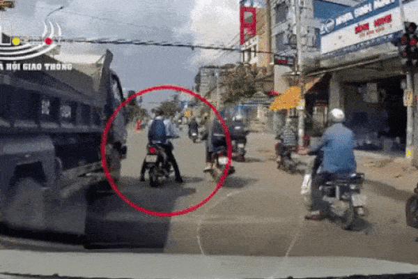 Clip: Thanh niên đi xe máy bị tài xế xe tải 'cà khịa' cực kỳ nguy hiểm, người xem cứ giật mình thon thót