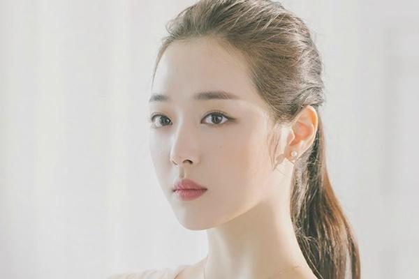 Trưởng nhóm f(x) Victoria suy sụp, vội vã sang Hàn ngay trong đêm cho kịp đám tang Sulli-8