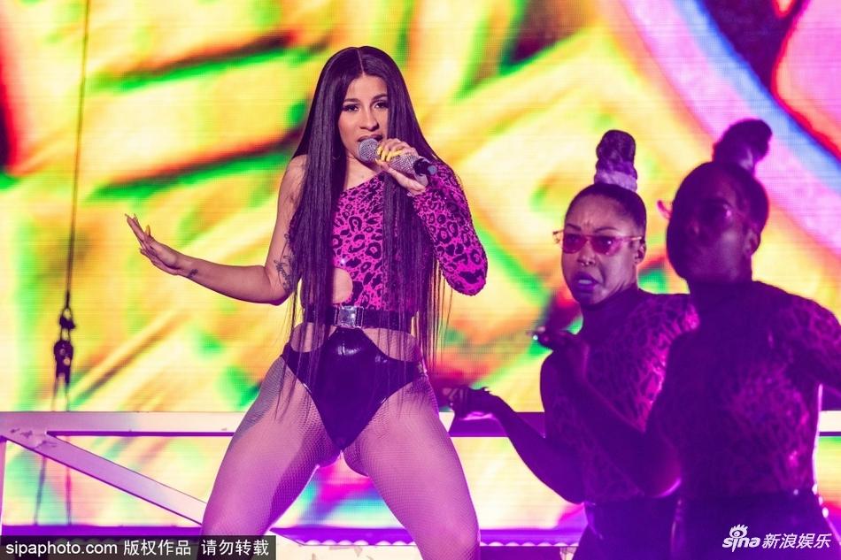 Cardi B diện bodysuit cắt xẻ hiểm hóc, cố gắng mãi vẫn không che nổi vòng 3 siêu to khổng lồ-3