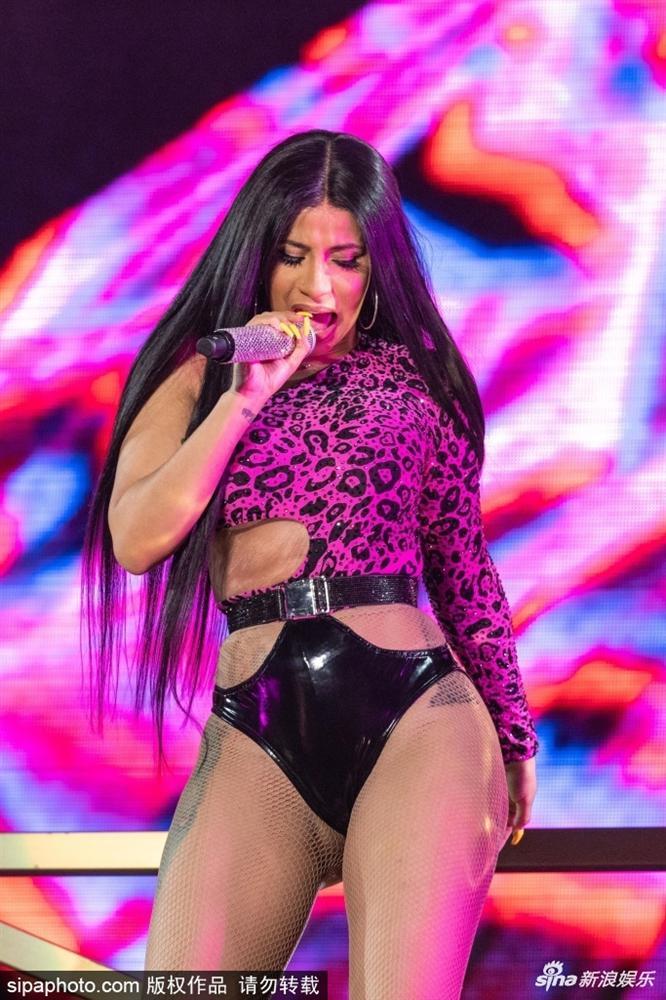 Cardi B diện bodysuit cắt xẻ hiểm hóc, cố gắng mãi vẫn không che nổi vòng 3 siêu to khổng lồ-5