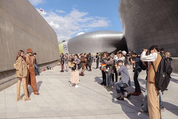 Sau khi chia tay Ngô Kiến Huy, Khổng Tú Quỳnh tái xuất chất lừ ở Seoul Fashion Week 2019-6