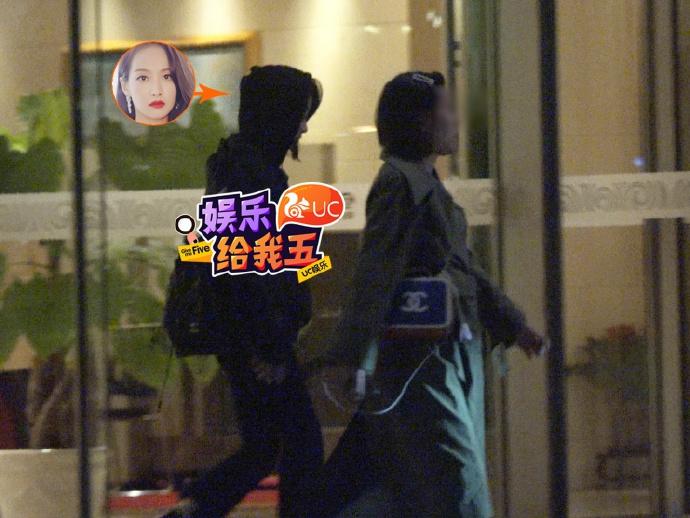 Trưởng nhóm f(x) Victoria suy sụp, vội vã sang Hàn ngay trong đêm cho kịp đám tang Sulli-2