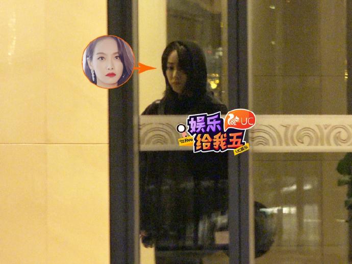 Trưởng nhóm f(x) Victoria suy sụp, vội vã sang Hàn ngay trong đêm cho kịp đám tang Sulli-3