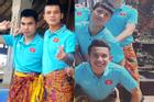 Tuyển Việt Nam náo loạn mạng xã hội với loạt ảnh 'mặc váy' tham quan Indonesia