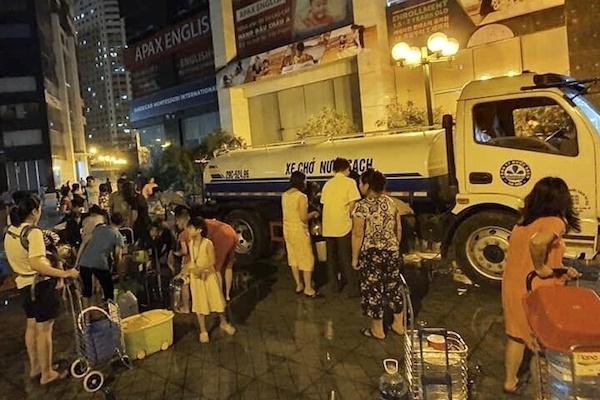 Nước sạch tiếp tế đến khu HH Linh Đàm có mùi tanh, màu lạ-4