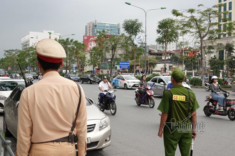 Vội vã quặt xe chạy trốn cảnh sát 141, cô gái nổi nhất phố Hà Nội-10