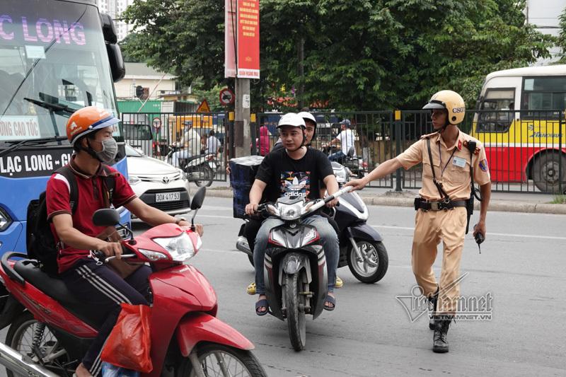 Vội vã quặt xe chạy trốn cảnh sát 141, cô gái nổi nhất phố Hà Nội-3