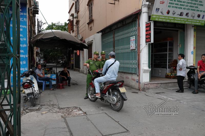 Vội vã quặt xe chạy trốn cảnh sát 141, cô gái nổi nhất phố Hà Nội-4