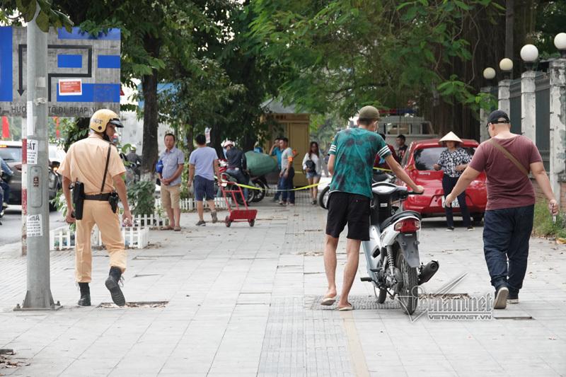 Vội vã quặt xe chạy trốn cảnh sát 141, cô gái nổi nhất phố Hà Nội-5