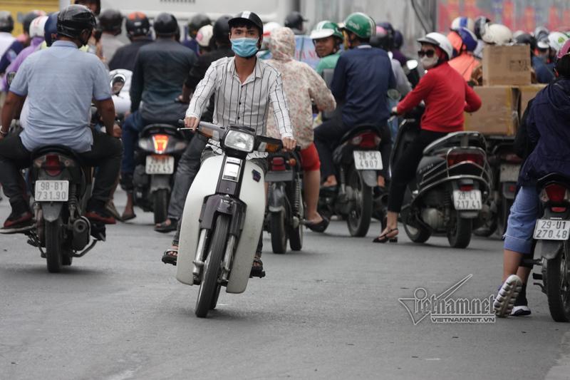 Vội vã quặt xe chạy trốn cảnh sát 141, cô gái nổi nhất phố Hà Nội-6