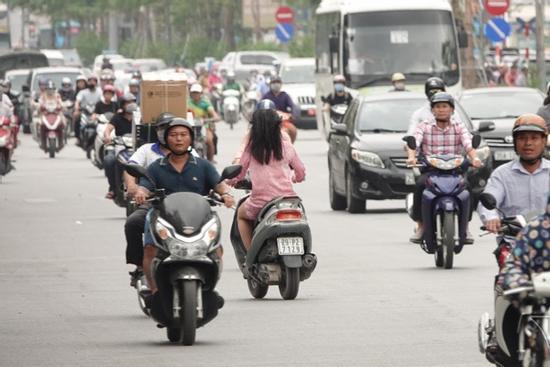 Vội vã quặt xe chạy trốn cảnh sát 141, cô gái nổi nhất phố Hà Nội