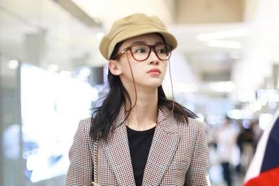 Ngô Cẩn Ngôn bỗng lùn một mẩu vì mắc lỗi thời trang sai quá sai