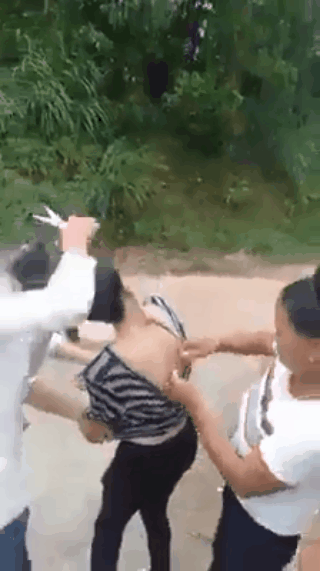 Xôn xao màn đánh ghen: Cô gái bị cắt tóc, lột đồ giữa đường xong đối tượng còn theo về tận nhà nhiếc móc-1