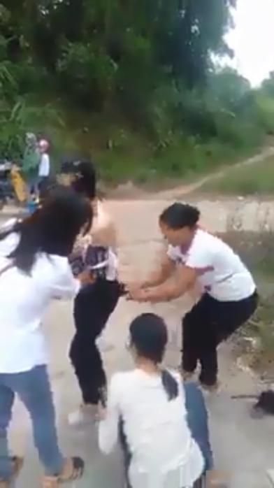 Xôn xao màn đánh ghen: Cô gái bị cắt tóc, lột đồ giữa đường xong đối tượng còn theo về tận nhà nhiếc móc-2