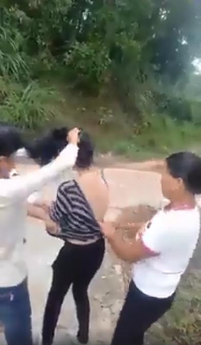 Xôn xao màn đánh ghen: Cô gái bị cắt tóc, lột đồ giữa đường xong đối tượng còn theo về tận nhà nhiếc móc-3