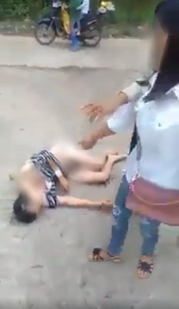 Xôn xao màn đánh ghen: Cô gái bị cắt tóc, lột đồ giữa đường xong đối tượng còn theo về tận nhà nhiếc móc-5