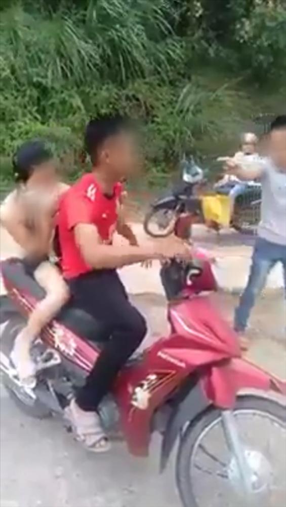 Xôn xao màn đánh ghen: Cô gái bị cắt tóc, lột đồ giữa đường xong đối tượng còn theo về tận nhà nhiếc móc-6