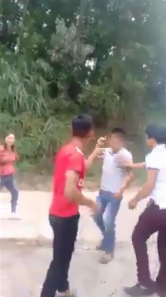 Xôn xao màn đánh ghen: Cô gái bị cắt tóc, lột đồ giữa đường xong đối tượng còn theo về tận nhà nhiếc móc-7