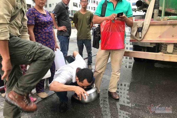 Nước sạch tiếp tế đến khu HH Linh Đàm có mùi tanh, màu lạ-2