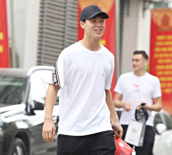 Duy Mạnh không thích diện đồ màu mè, được fan khen ăn mặc đẹp-3