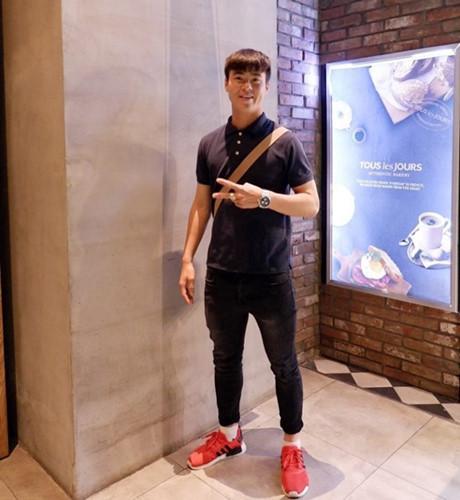 Duy Mạnh không thích diện đồ màu mè, được fan khen ăn mặc đẹp-4