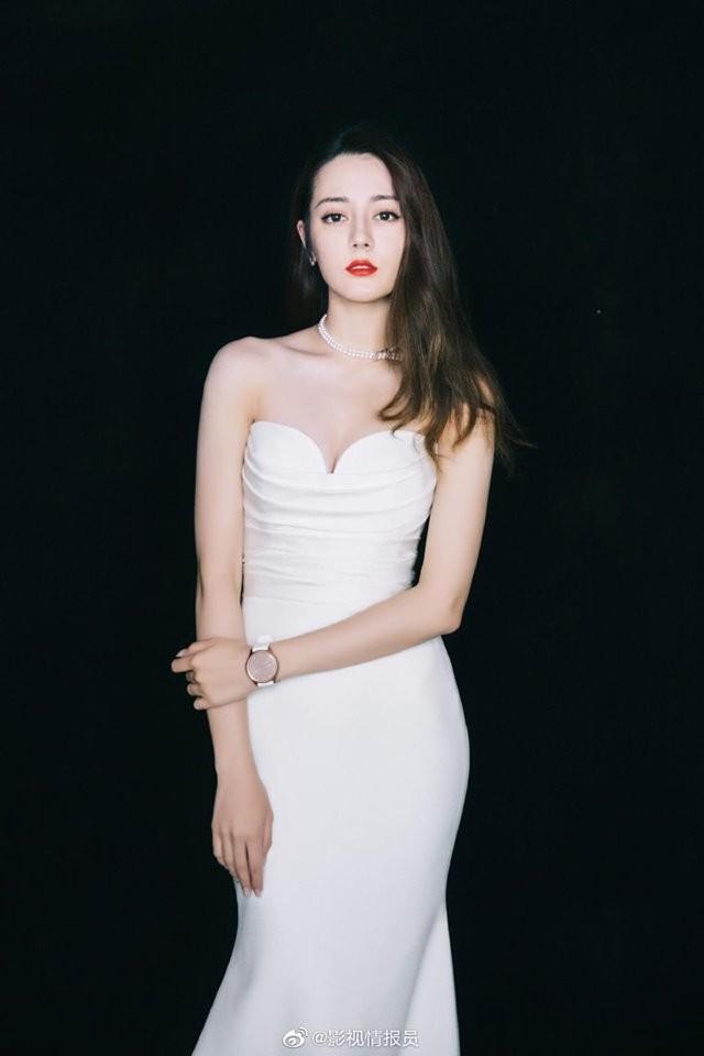 Nhiệt Ba đẹp như tiên nữ nhưng liên tục lấy tay che chắn vì sợ hớ hênh-1