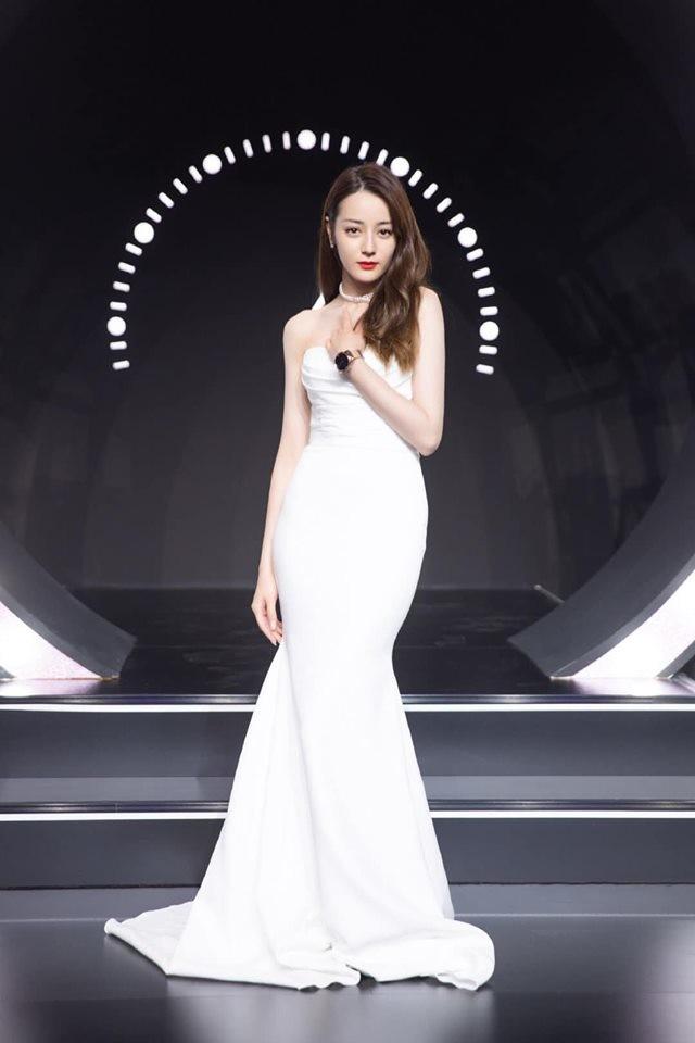 Nhiệt Ba đẹp như tiên nữ nhưng liên tục lấy tay che chắn vì sợ hớ hênh-2