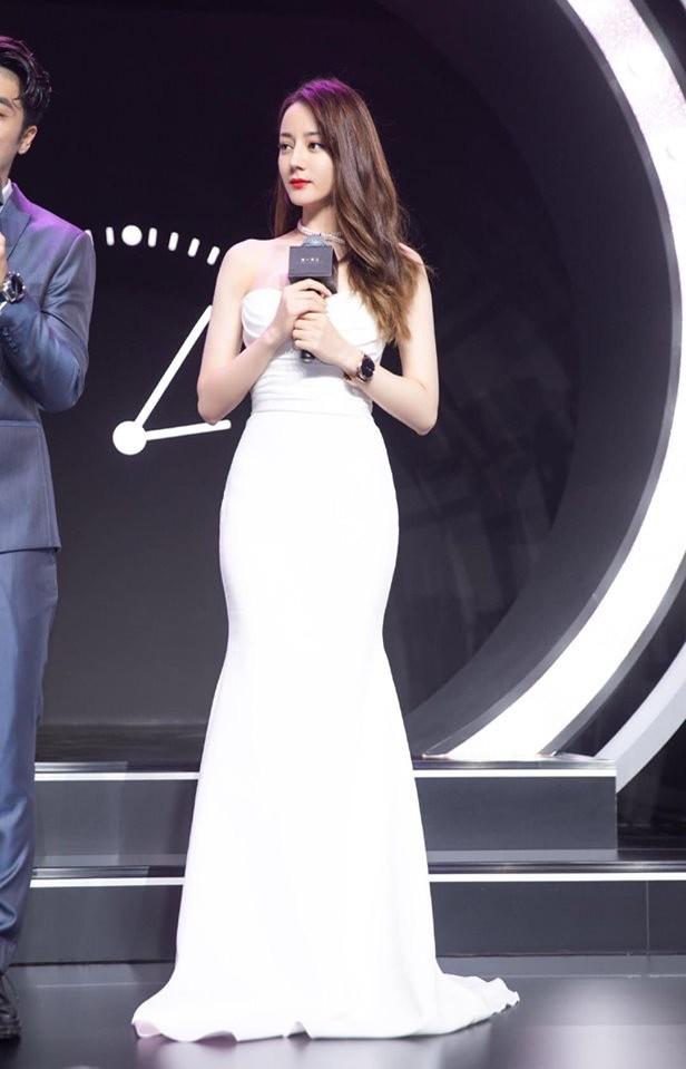 Nhiệt Ba đẹp như tiên nữ nhưng liên tục lấy tay che chắn vì sợ hớ hênh-3