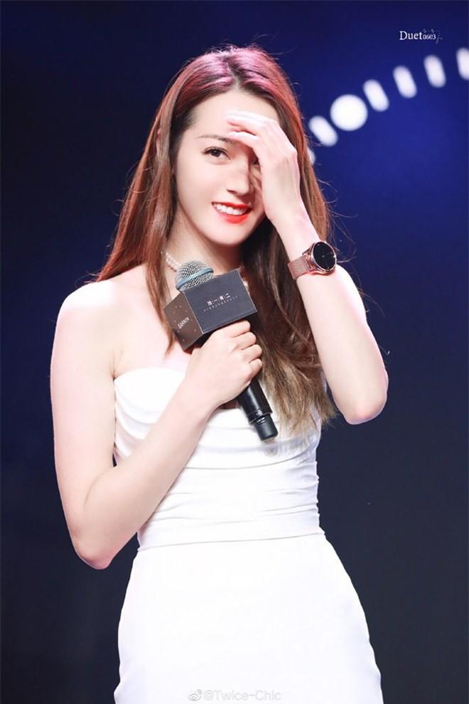 Nhiệt Ba đẹp như tiên nữ nhưng liên tục lấy tay che chắn vì sợ hớ hênh-6