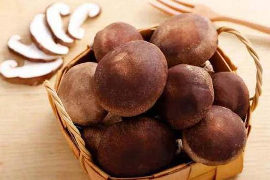 Những thực phẩm đừng chỉ rửa bằng nước, nếu không càng rửa càng bẩn