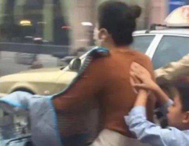 Mẹ trẻ mặc áo hớ hênh nhưng hành động che chắn của cậu con trai phía sau mới là tâm điểm-2