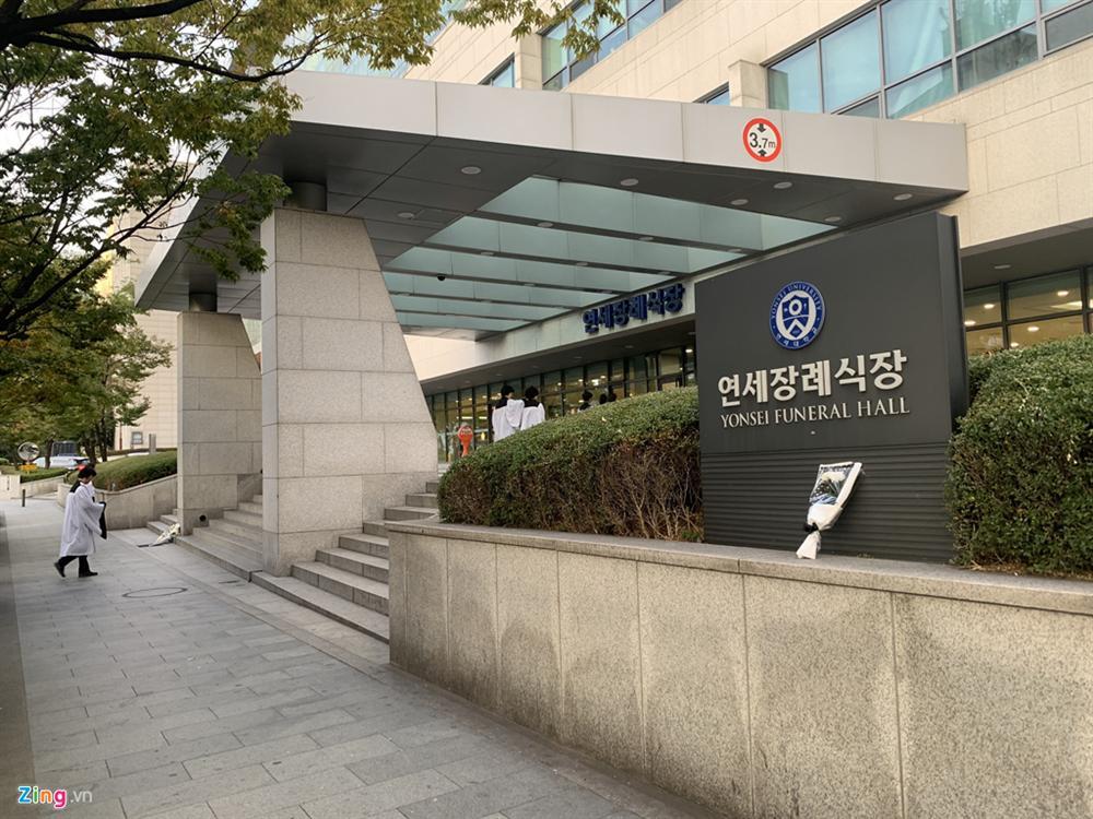 Phòng viếng đóng kín, không bóng người trong giờ đưa tiễn Sulli-3