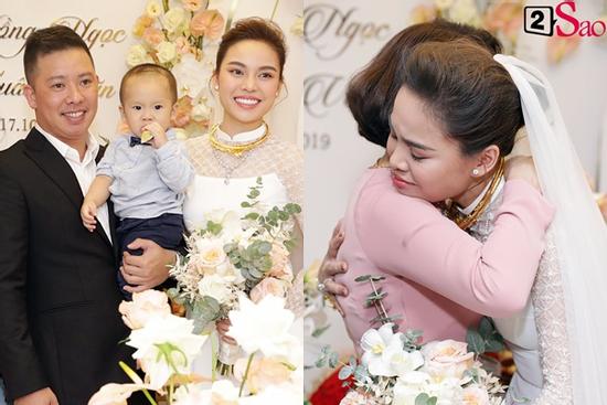 Giang Hồng Ngọc mặc áo dài nền nã trong lễ ăn hỏi, rạng ngời hạnh phúc bên hôn phu và con trai