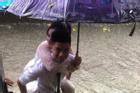 CLIP: Chú rể cõng cô dâu qua mưa bão ở Nghệ An được chia sẻ rần rần trên mạng xã hội