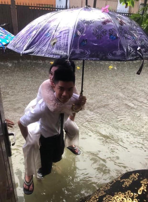 CLIP: Chú rể cõng cô dâu qua mưa bão ở Nghệ An được chia sẻ rần rần trên mạng xã hội-1