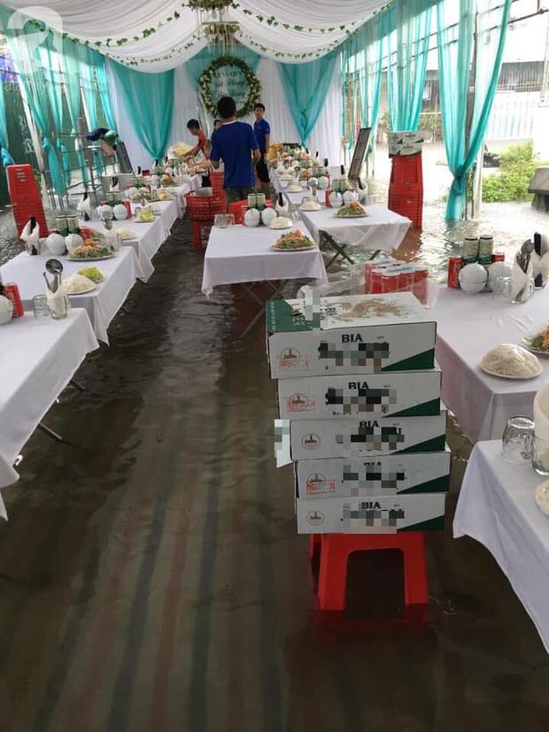 CLIP: Chú rể cõng cô dâu qua mưa bão ở Nghệ An được chia sẻ rần rần trên mạng xã hội-2