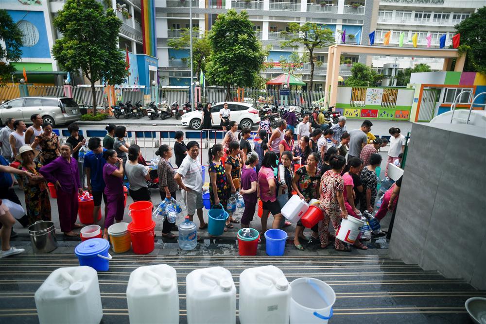 Cuộc sống người Hà Nội đảo lộn trong cơn khủng hoảng nước-1