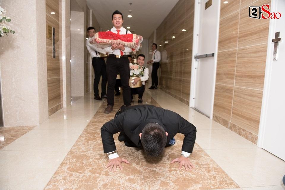 CLIP ăn hỏi lầy nhất showbiz Việt: Giang Hồng Ngọc bắt bạn trai hít đất, hát hò inh ỏi mới cho vào nhà-4