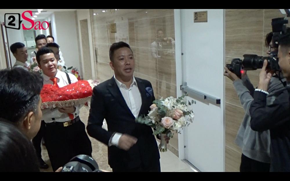 CLIP ăn hỏi lầy nhất showbiz Việt: Giang Hồng Ngọc bắt bạn trai hít đất, hát hò inh ỏi mới cho vào nhà-6