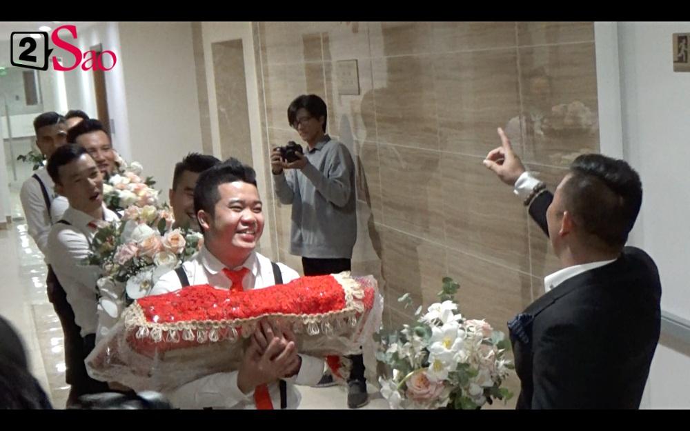 CLIP ăn hỏi lầy nhất showbiz Việt: Giang Hồng Ngọc bắt bạn trai hít đất, hát hò inh ỏi mới cho vào nhà-9