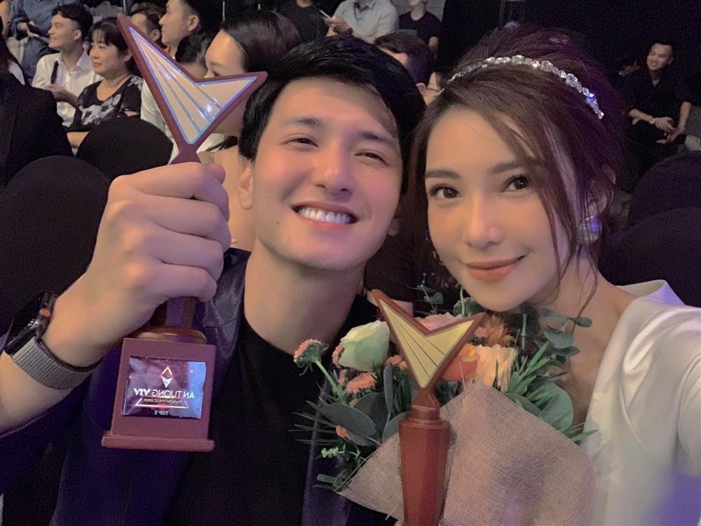 Lưu Đê Ly lộ vòng 2 to bất thường, gương mặt như dọa ma qua ảnh bị chụp lén trong lễ ăn hỏi với Huy DX-5