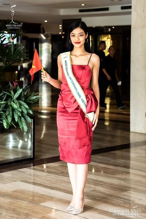 Kiều Loan lộ chân to và ngắn, fan nghi ngờ nhiếp ảnh gia chụp hình không có tâm ở Miss Grand International-9