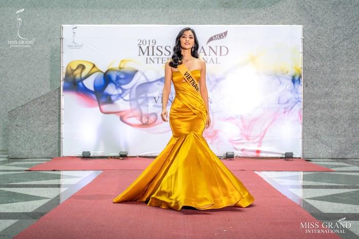 Kiều Loan lộ chân to và ngắn, fan nghi ngờ nhiếp ảnh gia chụp hình không có tâm ở Miss Grand International-10