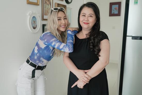 Hết mẹ Chi Pu làm PT cho con giảm béo thì đến mẹ Quỳnh Anh Shyn trổ tài stylist rồi đây!