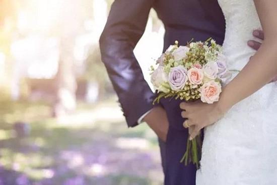 Cùng vợ tương lai đi chụp ảnh cưới, tôi ngất lịm khi 2 tháng sau em cưới luôn người này